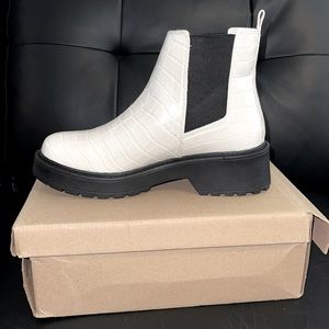 Steve Madden BRAND NEW IN BOX Whitebooties!!